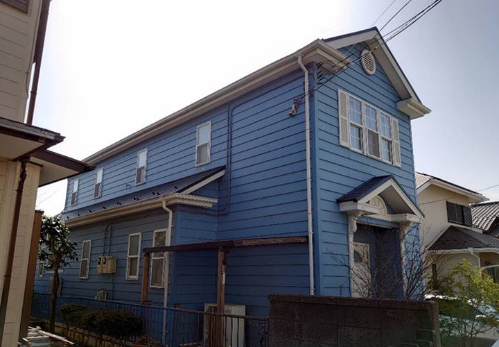 屋根と外壁の塗装を検討している邸宅