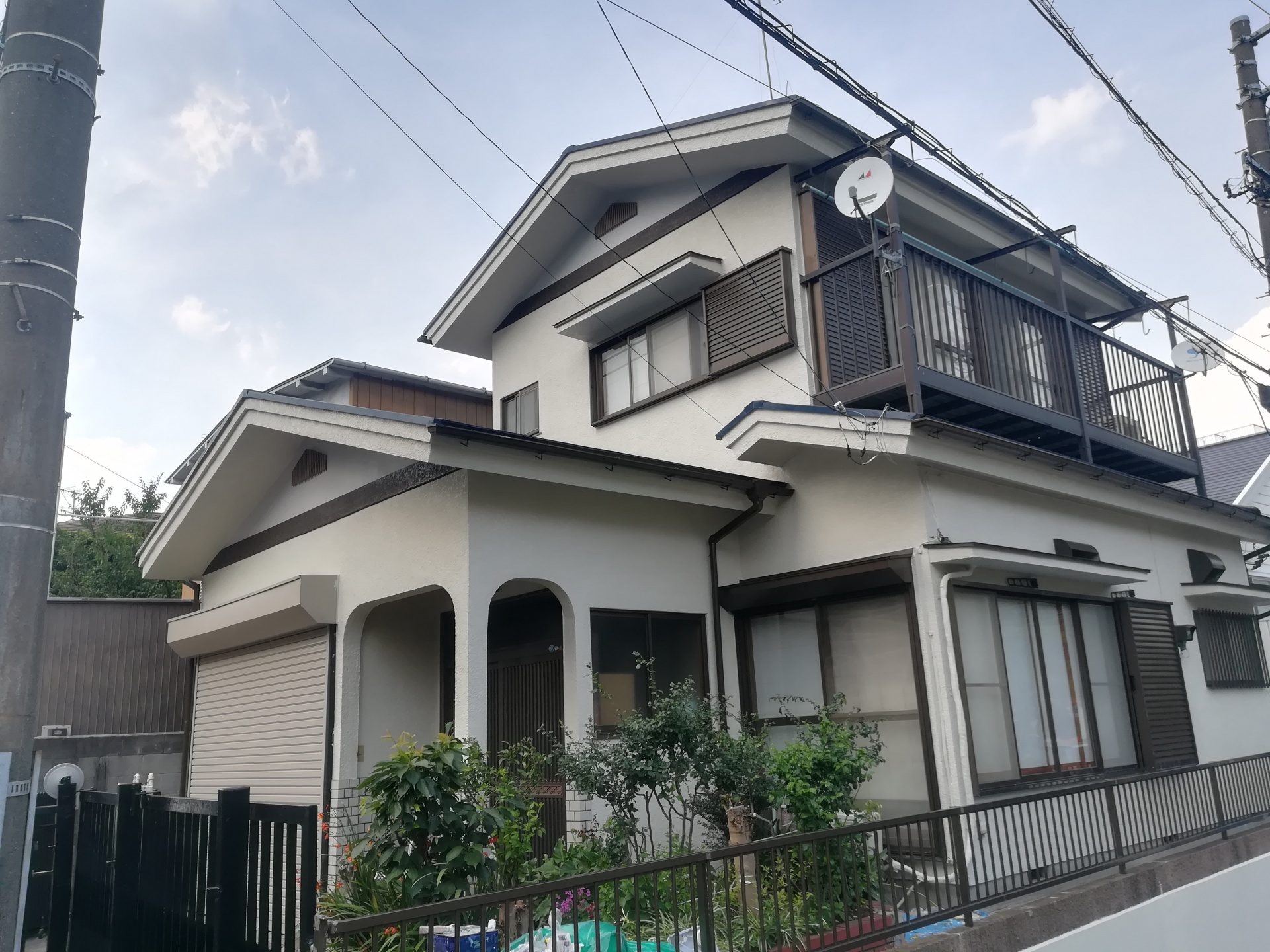 横浜市鶴見区の屋根外壁塗装、築３５年の建物をパーフェクトトップ「ND-108」で見栄えを一新