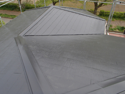 大磯町生沢で粗悪な屋根塗装をされたスレート屋根に塗り直し