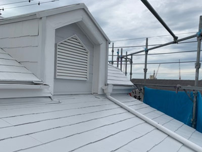 相模原市緑区三ケ木にて遮熱塗料サーモアイの中でも最高の全日射反射率を誇るクールホワイトでスレート屋根塗装