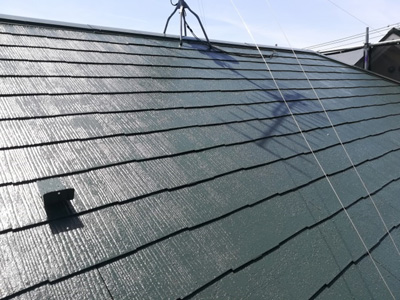 中井町井ノ口でスレート屋根塗装、黒から鮮やかなグリーンへ