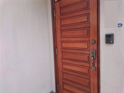木製の玄関ドアを木目を活かした塗装に塗り替えました｜横浜市金沢区