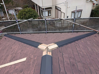 棟板金を仮置きして設置