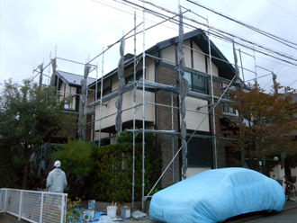 横浜市青葉区　屋根塗装　外壁塗装　足場の架設と周囲の養生 車の養生