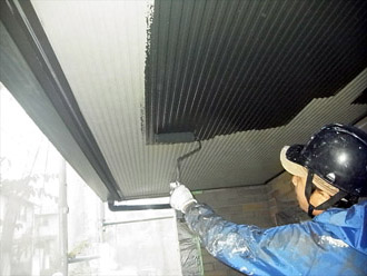 横浜市青葉区　屋根塗装　外壁塗装　細部の塗装　軒天塗装　施工中