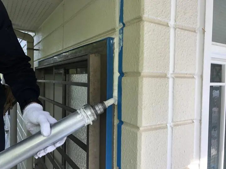 コーキングを打ち込む様子