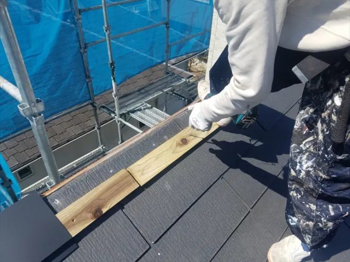 棟板金交換工事の様子