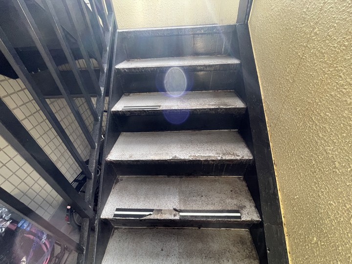 傷みが気になってきた鉄骨階段