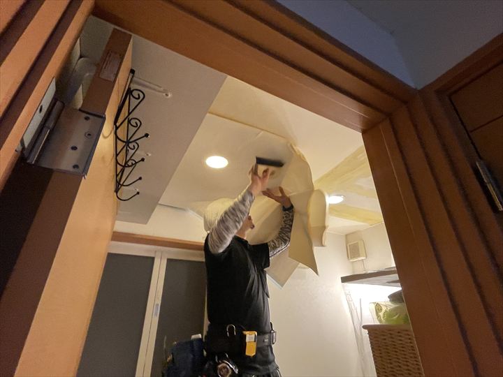 新しいクロスを張っていきます