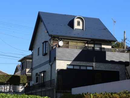 青い屋根の家