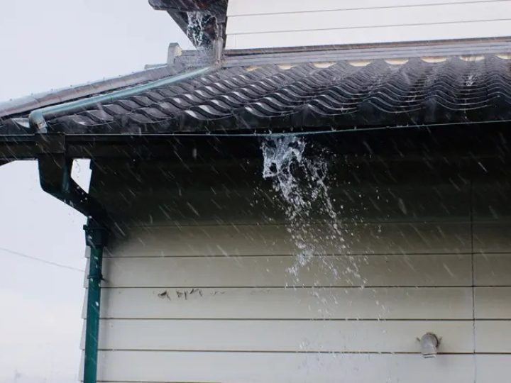 雨どいから雨水が落ちている様子