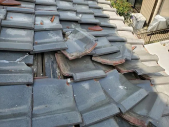 瓦の飛散した状態