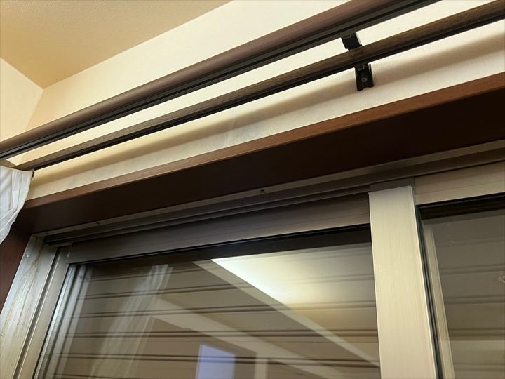 室内サッシ上の雨染み