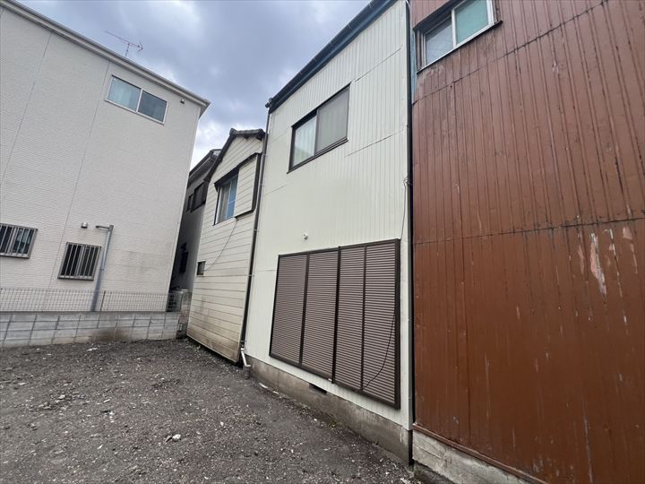 川崎市川崎区渡田で老朽化した外壁を一新！～角波トタンを使った外壁交換工事の施工事例と工程紹介～