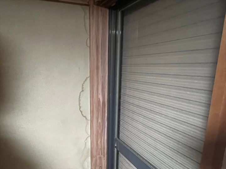 サッシ脇の壁紙膨れ
