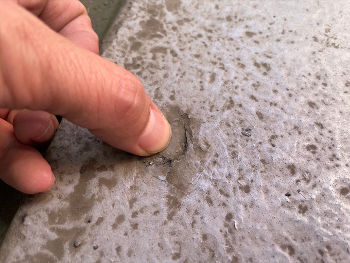 FRP防水に小さな穴を発見