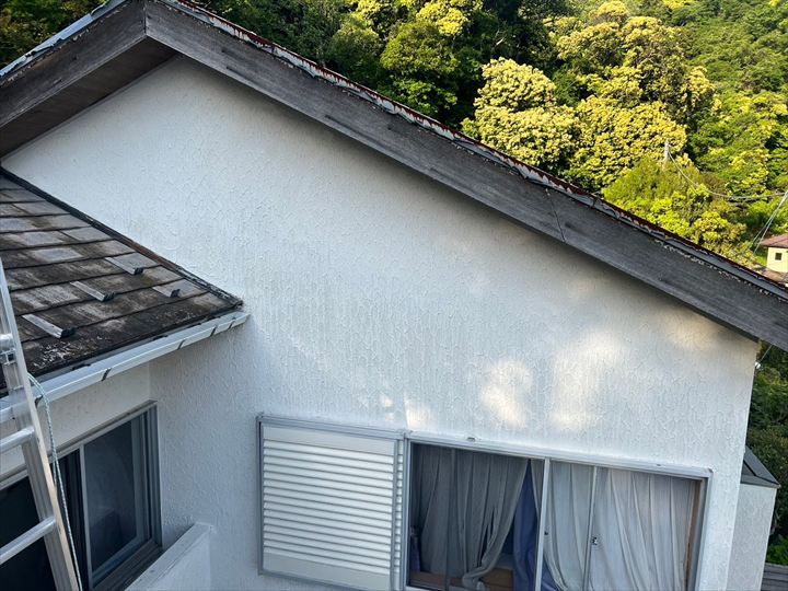 色あせた破風板