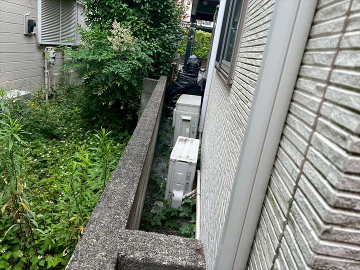 建物脇の狭い通路