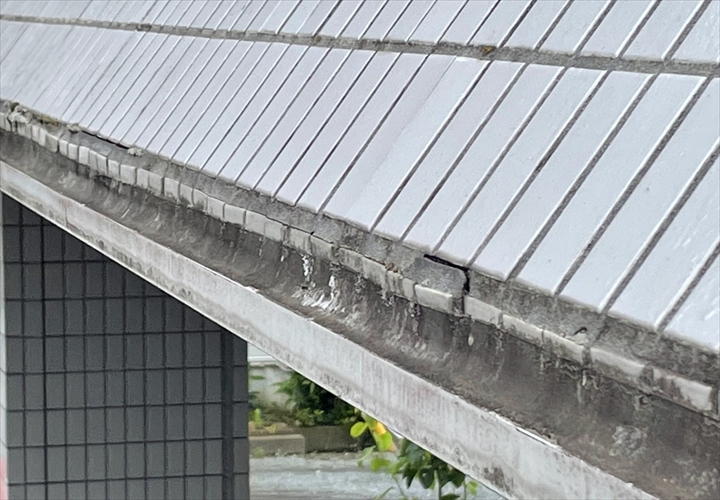 相模原市緑区下九沢でタイル外壁の斜壁からの雨漏りを点検しました