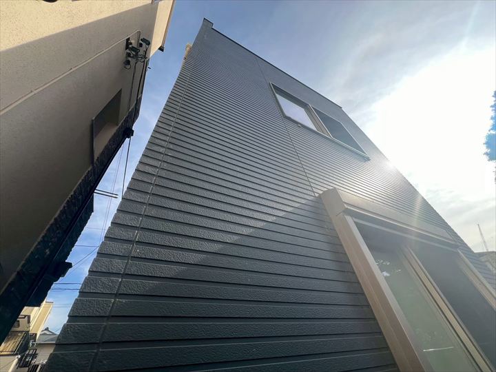3階建て黒色外壁全景