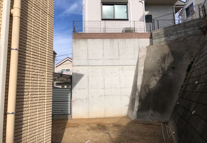 横浜市鶴見区馬場で基礎駐車場壁面に生えたツタを撤去工事！