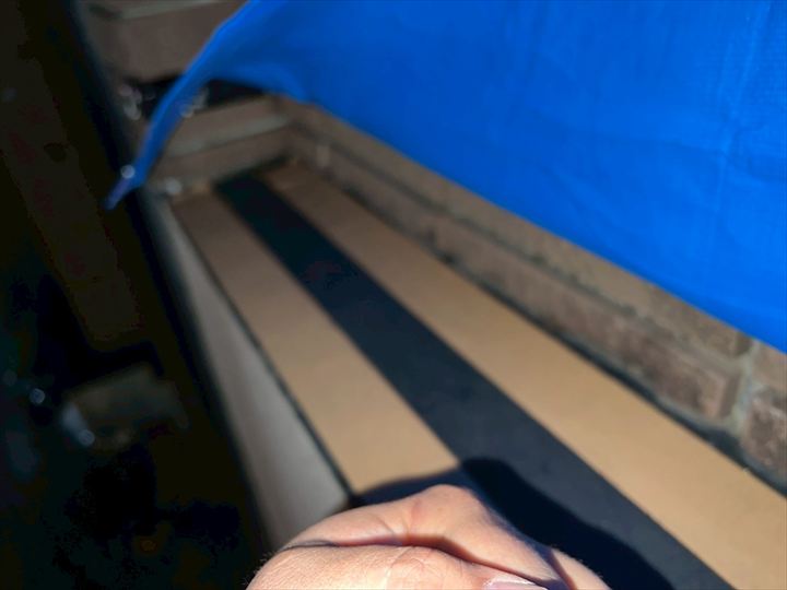 ブチルテープを使ってブルーシートを固定