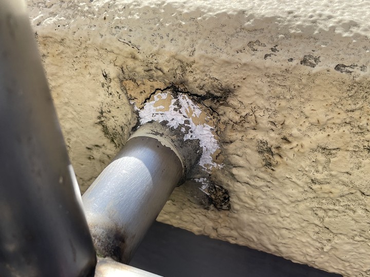 怪しい手すりの付け根