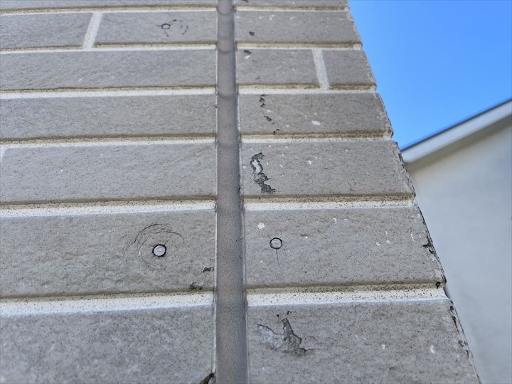 釘打ちの部分が傷んだ外壁