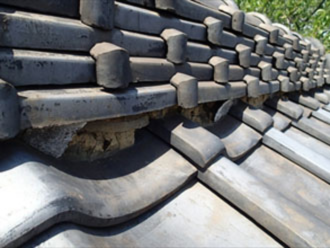 劣化によって剥がれて落下した漆喰