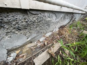 化粧モルタルが剥がれた基礎