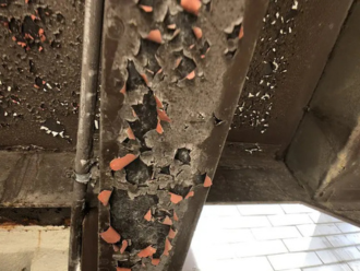 塗膜が剥がれている鉄骨階段