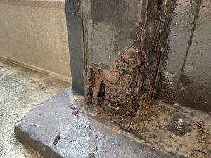 場所によっては崩壊するほど錆びている