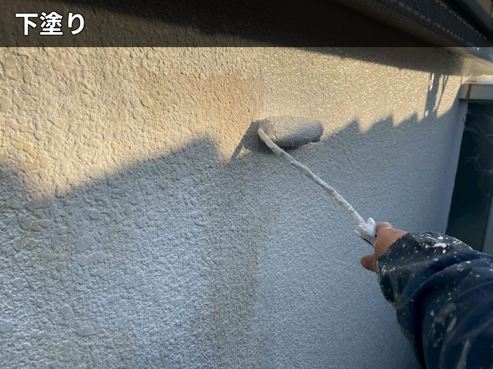外壁の下塗り作業
