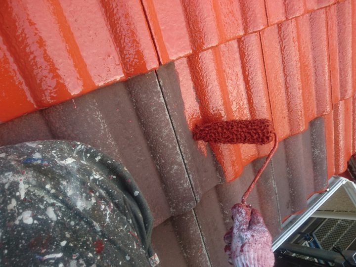 横浜市戸塚区平戸にて、モニエル瓦のスラリー層を適切に除去してから屋根塗装工事を実施
