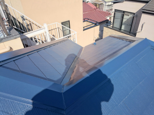 秦野市でファインパーフェクトベストを使った鮮やかなブルーの屋根へ塗り替え