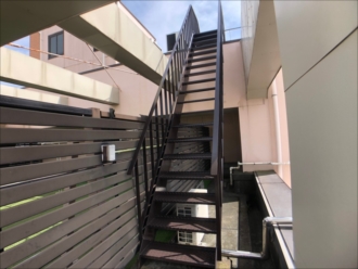 横浜市港北区新横浜で屋上の鉄骨階段を塗装工事しました