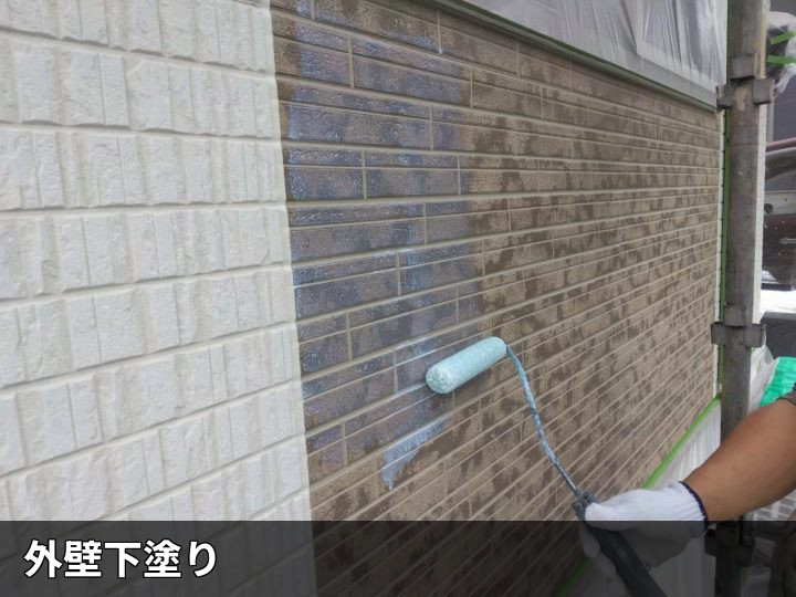 外壁の下塗り作業