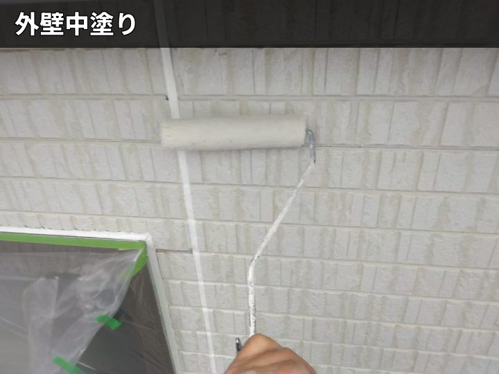 外壁の中塗り作業