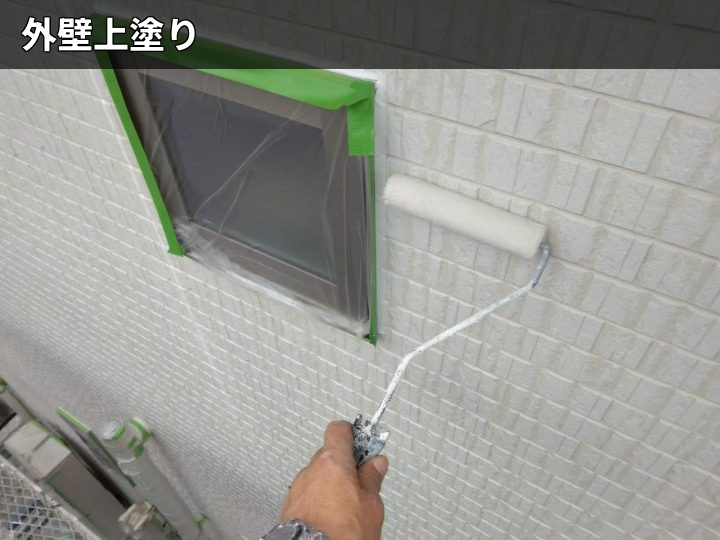 外壁の上塗り作業
