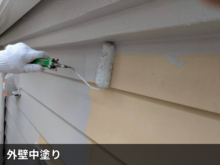 外壁の中塗り作業