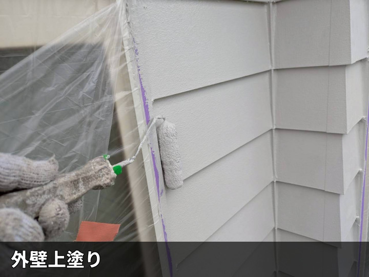 外壁の上塗り作業