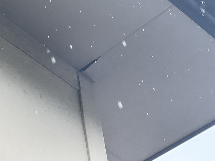 軒天にも穴が開いていました