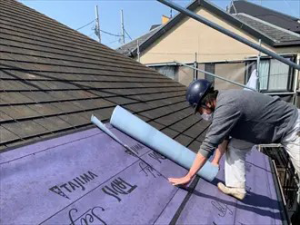 屋根カバー工事：防水紙敷設