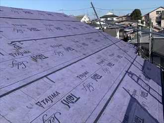屋根カバー工事：防水紙敷設後