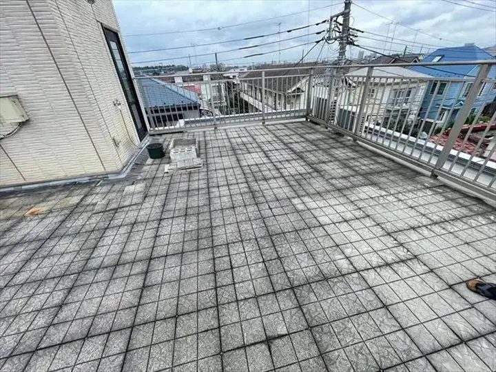 床面が劣化している陸屋根