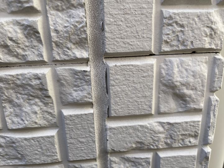 目地コーキングの寄れ