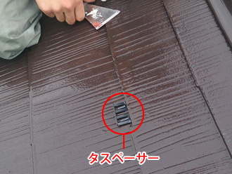 横浜市旭区　皮すきを使って密着した屋根を剥がします