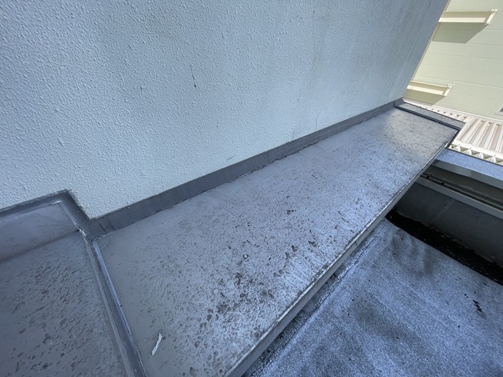 外壁との取り合いコーキングで雨漏りを起こしている