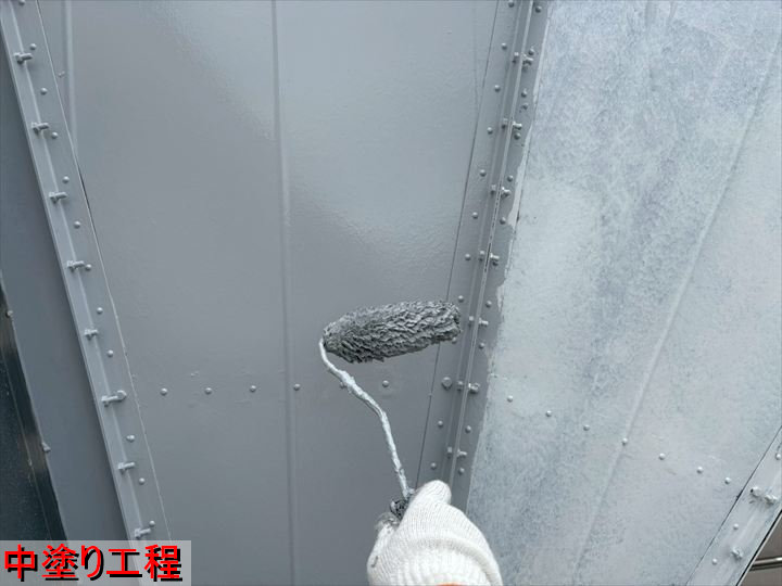 中塗り施工中