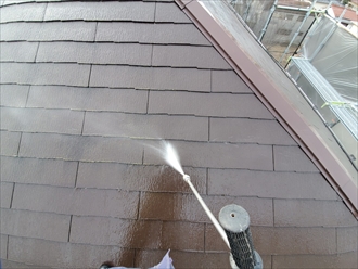 塗装前にスレート屋根を高圧洗浄